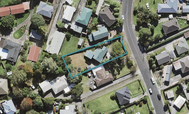 47 Amberley Avenue, Te Atatu South, Auckland - Carousel 1