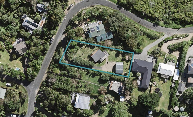 16 Queens Drive, Oneroa, Waiheke Island - Carousel 1