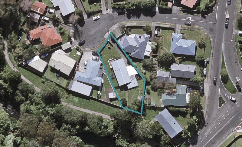 9 Kendal Place, Merrilands, New Plymouth - Carousel 1