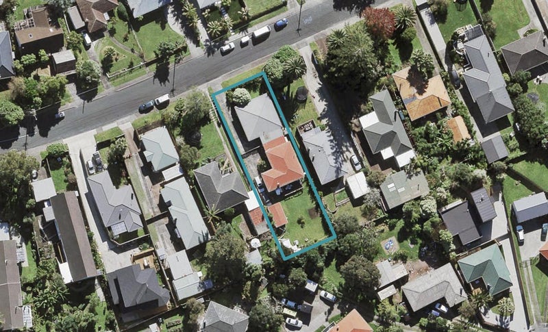 1/14 Amberley Avenue, Te Atatū South, Auckland - Carousel 1