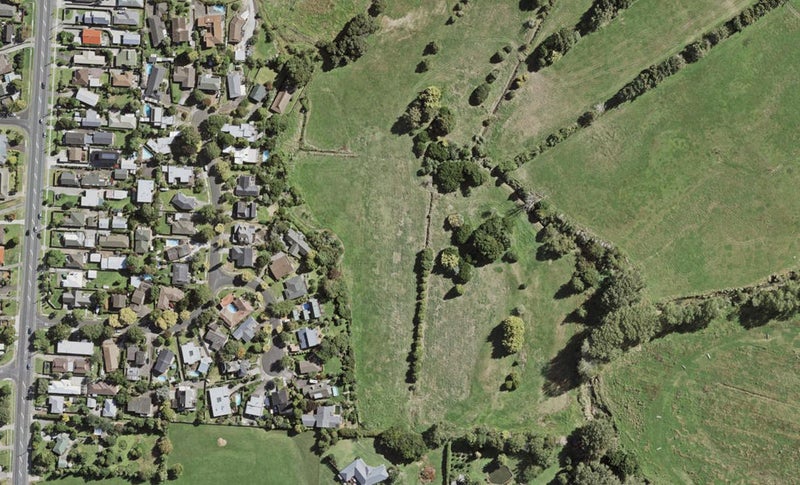 218 Otuwairoa Esplanade, Ōpaheke, Papakura - Carousel 1