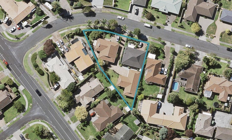 3/5 Seneca Court, Golflands, Auckland - Carousel 1