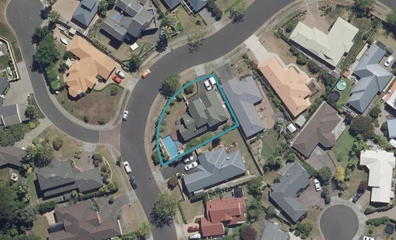 14 Montrose Crescent, Huntington, Hamilton - Carousel 1
