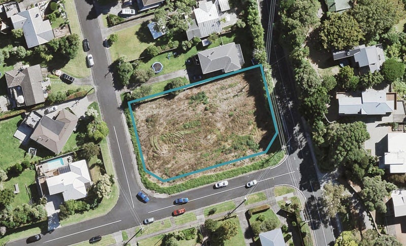 1 Warwick Avenue, Titirangi, Auckland - Carousel 1