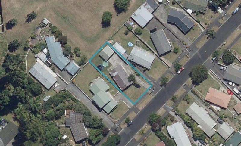 37 Lewis Street, Glenview, Hamilton - Carousel 1