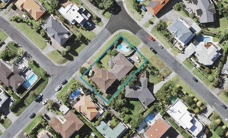 2/8 Rahopara Street, Castor Bay, Auckland - Carousel 1