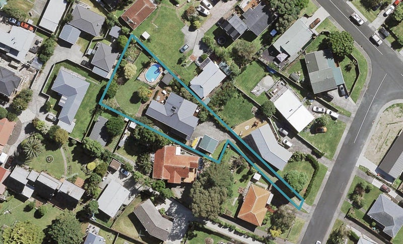 44 Eyre Street, Henderson, Auckland - Carousel 1