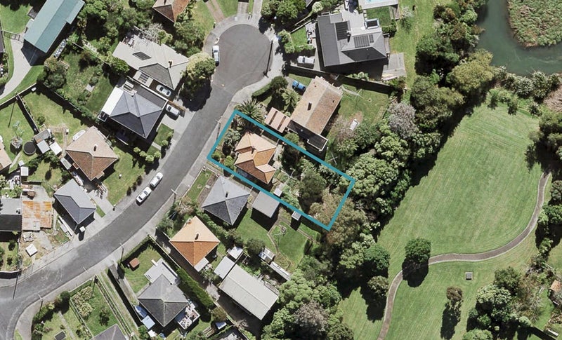 11 De Luen Street, Point Chevalier, Auckland - Carousel 1