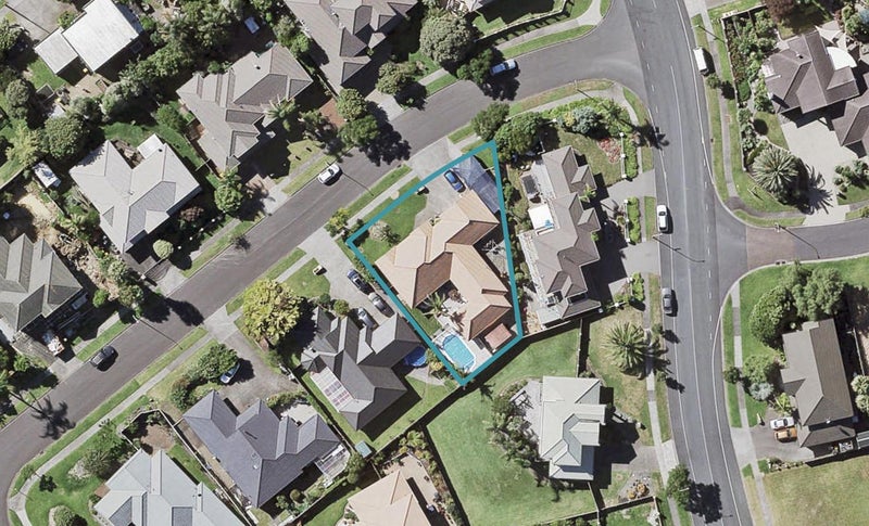 6 Artesia Close, Shamrock Park, Auckland - Carousel 1