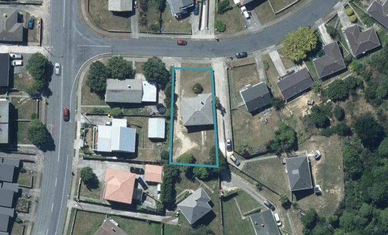 4 Penguin Grove, Waitangirua, Porirua - Carousel 1