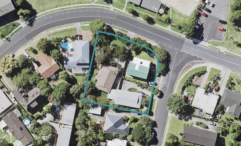 2/1 Mayfair Crescent, Mairangi Bay, Auckland - Carousel 1