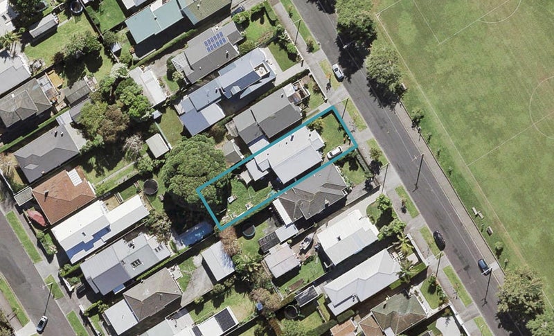 16 Muripara Avenue, Point Chevalier, Auckland - Carousel 1