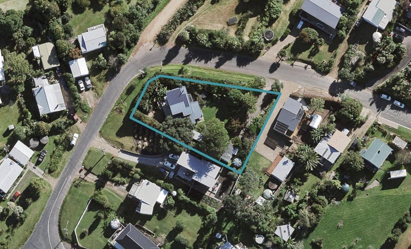 2 Nelson Avenue, Surfdale, Waiheke Island - Carousel 1
