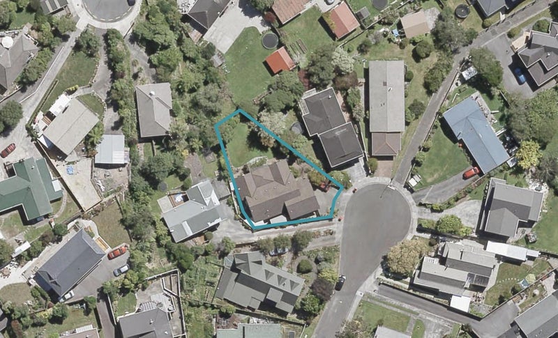 8 Clinker Grove, Silverstream, Upper Hutt - Carousel 1