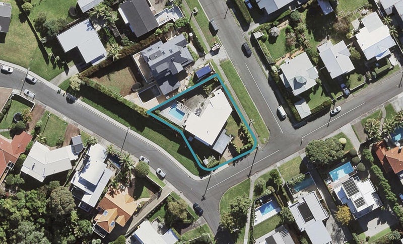 2 Palmerston Road, Birkenhead, Auckland - Carousel 1