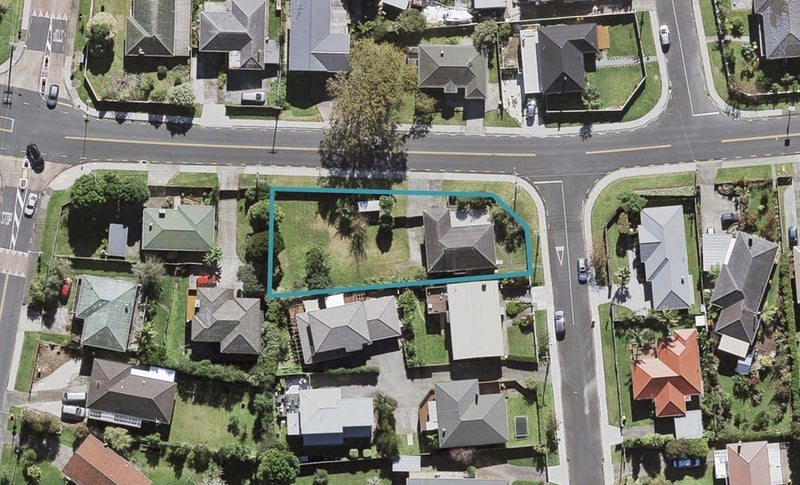 1 Castaing Crescent, Te Atatu South, Auckland - Carousel 1