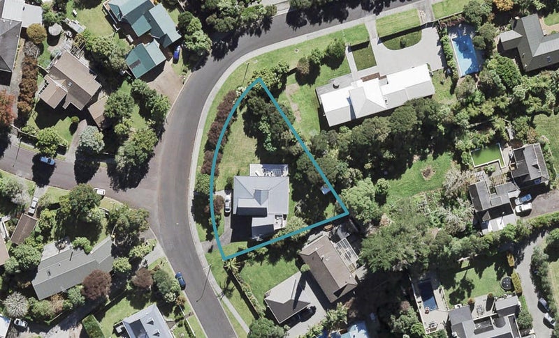 8 Waipuia Place, Greenhithe, Auckland - Carousel 1