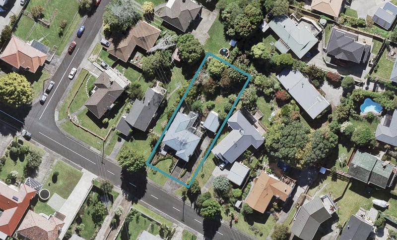 12 Lyndhurst Road, Te Atatu South, Auckland - Carousel 1