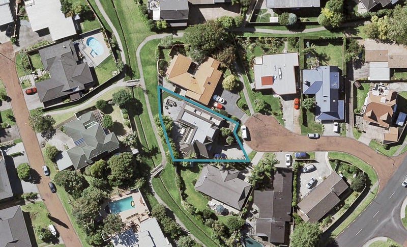 8 Adonis Place, Half Moon Bay, Auckland - Carousel 1