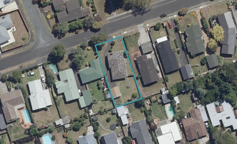 16 Clements Crescent, Queenwood, Hamilton - Carousel 1