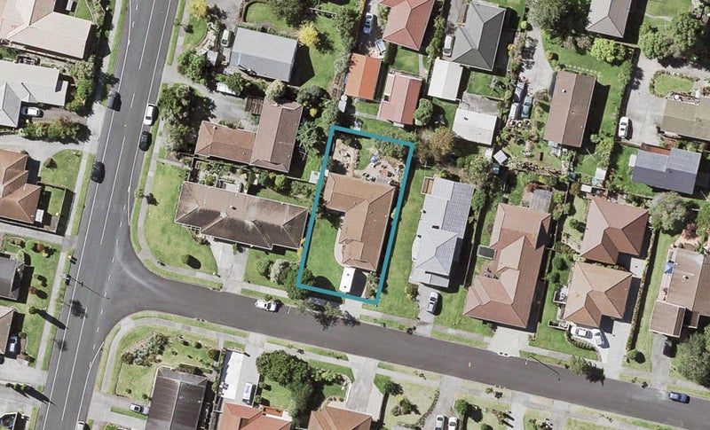77 Dalwhinnie Parade, Highland Park, Auckland - Carousel 1
