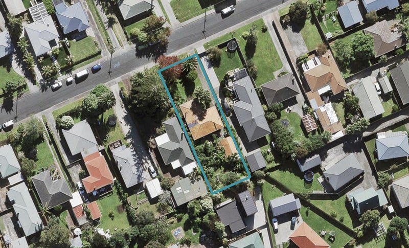 8 Amberley Avenue, Te Atatu South, Auckland - Carousel 1