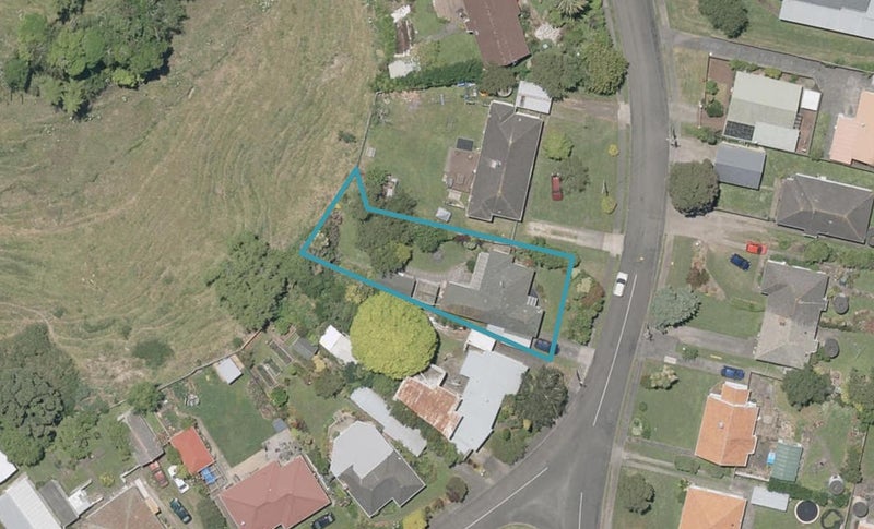 8 Hutchison Crescent, Durie Hill, Whanganui - Carousel 1