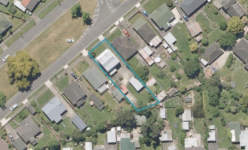 12 Burton Avenue, Whanganui East, Whanganui - Carousel 1