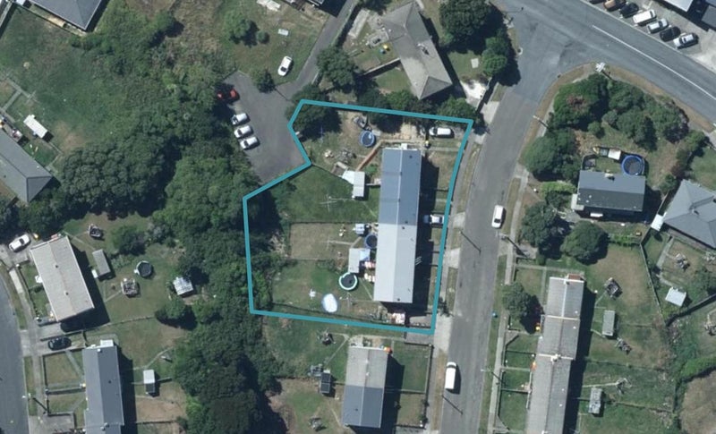 4 Derby Place, Cannons Creek, Porirua - Carousel 1