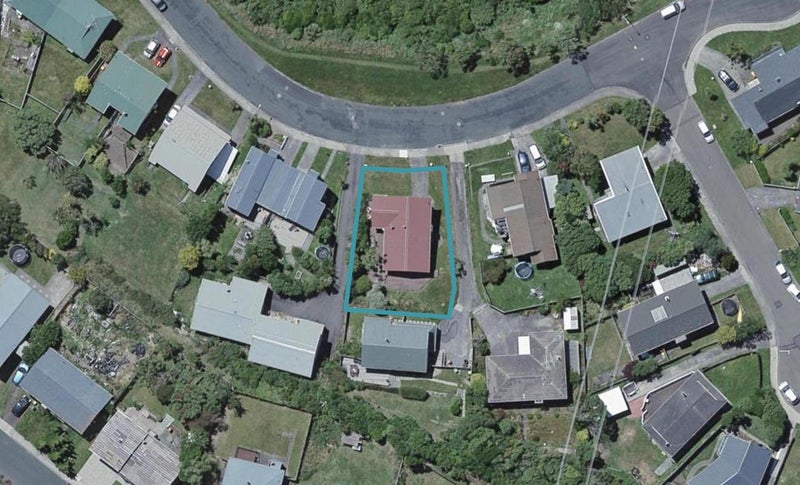 42 Colchester Crescent, Newlands, Wellington - Carousel 1