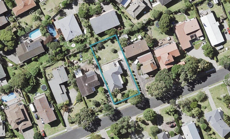 31 Mayfair Crescent, Mairangi Bay, Auckland - Carousel 1