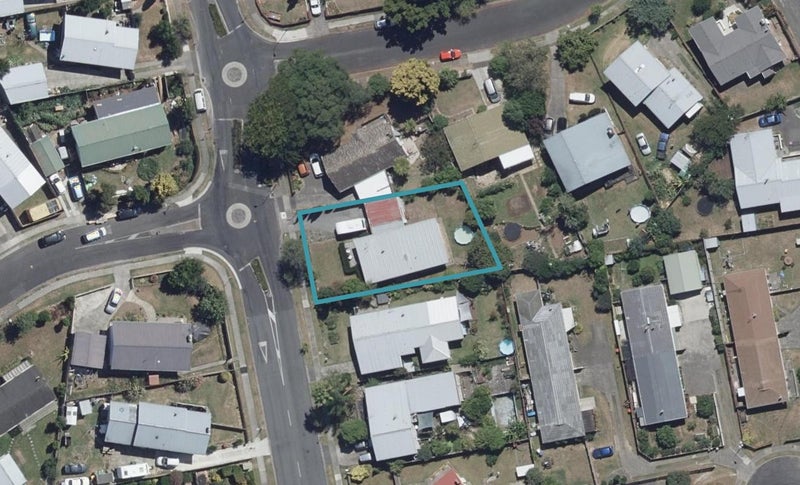 24 Deanwell Avenue, Deanwell, Hamilton - Carousel 1