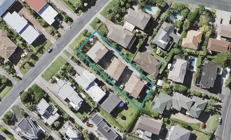 1/2 Marama Street, Castor Bay, Auckland - Carousel 1