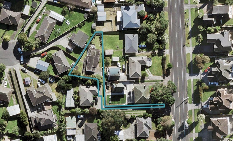 9C Beach Road, Te Atatu Peninsula, Auckland - Carousel 1