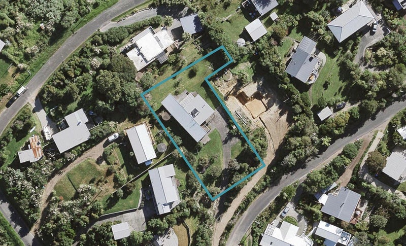 15 Tiri Road, Oneroa, Waiheke Island - Carousel 1