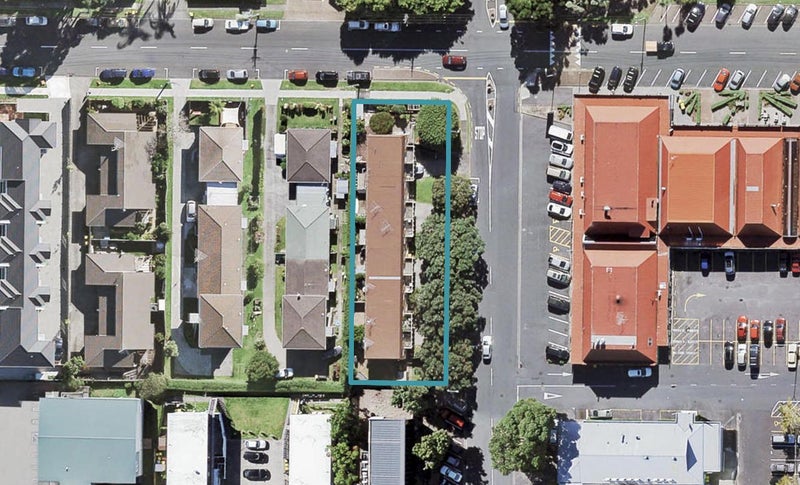 2/5 Glen Road, Browns Bay, Auckland - Carousel 1