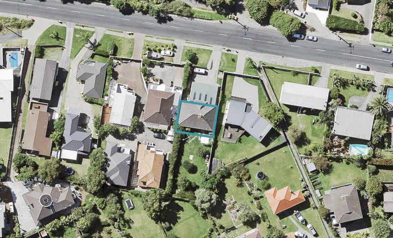 562B Beach Road, Rothesay Bay, Auckland - Carousel 1