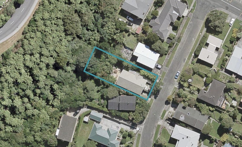 15 Christina Grove, Normandale, Lower Hutt - Carousel 1