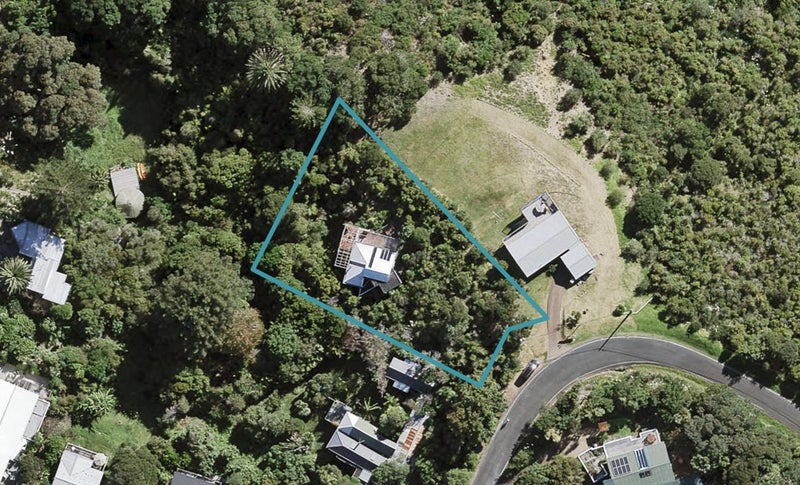 19 Queens Drive, Oneroa, Waiheke Island - Carousel 1