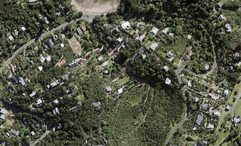 9 Empire Avenue, Oneroa, Waiheke Island - Carousel 1