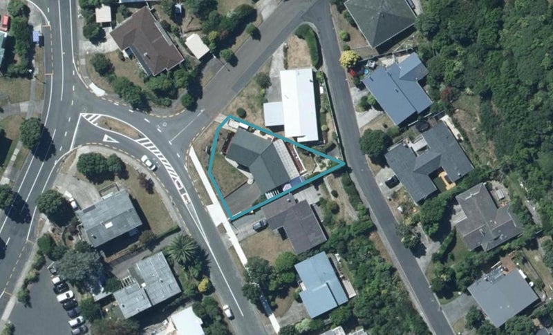 1 Ayton Drive, Whitby, Porirua - Carousel 1