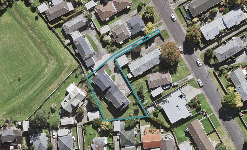 2/10 Mannering Place, Hillcrest, Auckland - Carousel 1