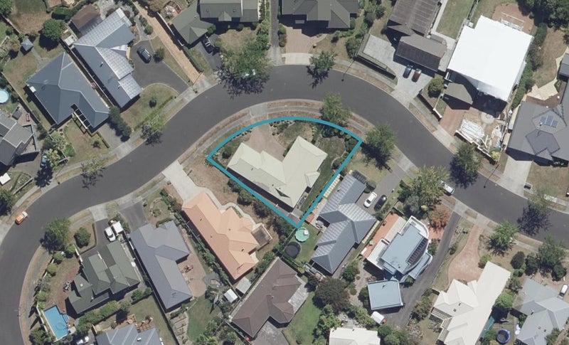 20 Montrose Crescent, Huntington, Hamilton - Carousel 1