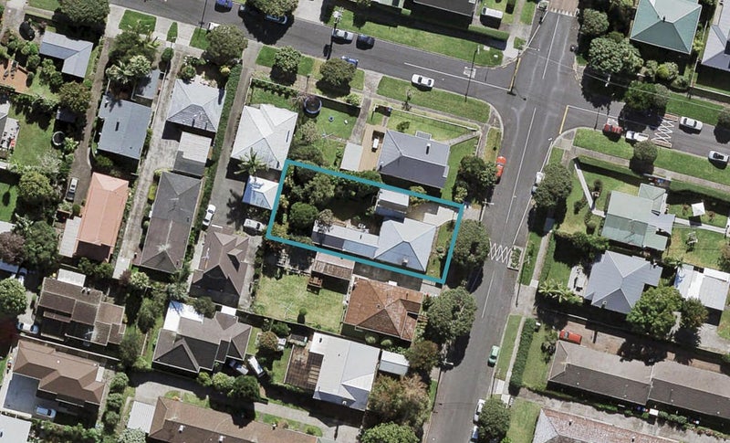 35 Kingsway Avenue, Sandringham, Auckland - Carousel 1