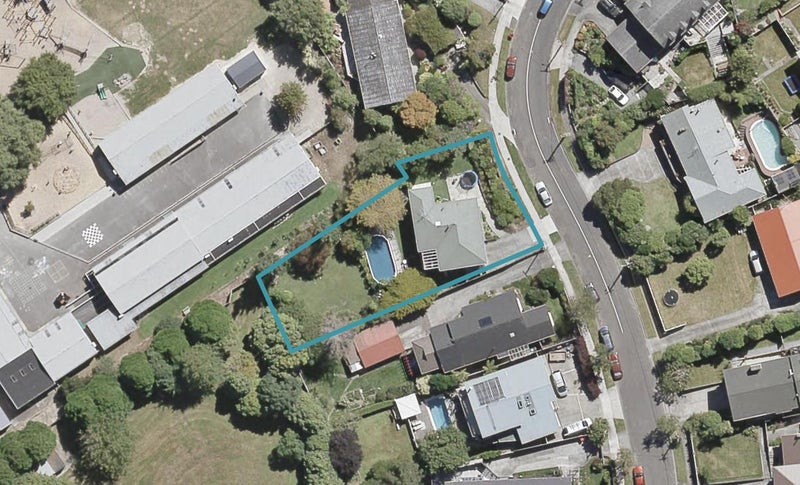 16 Dowling Grove, Silverstream, Upper Hutt - Carousel 1