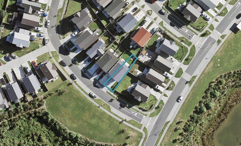20 Tonuitanga Street, Weymouth, Auckland - Carousel 1