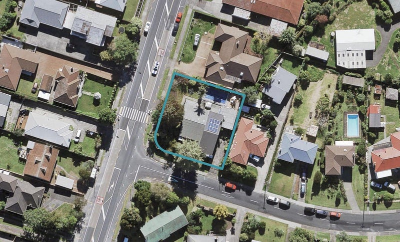 2 Tiroroa Avenue, Te Atatu South, Auckland - Carousel 1