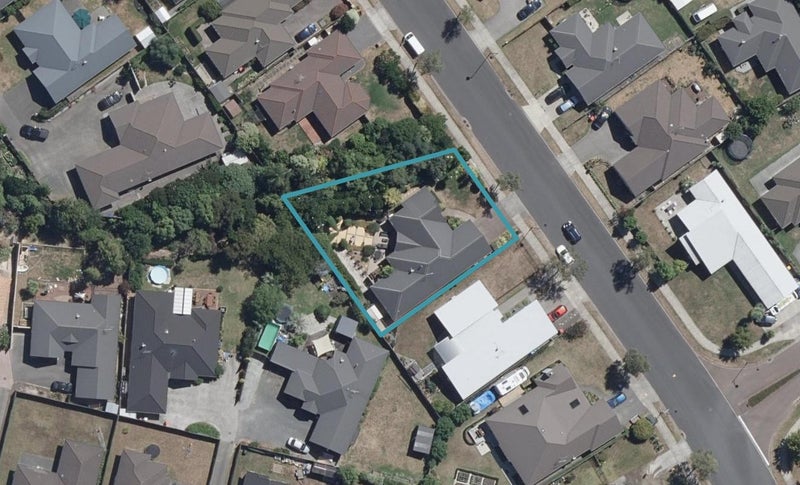 21 Barrington Drive, Huntington, Hamilton - Carousel 1