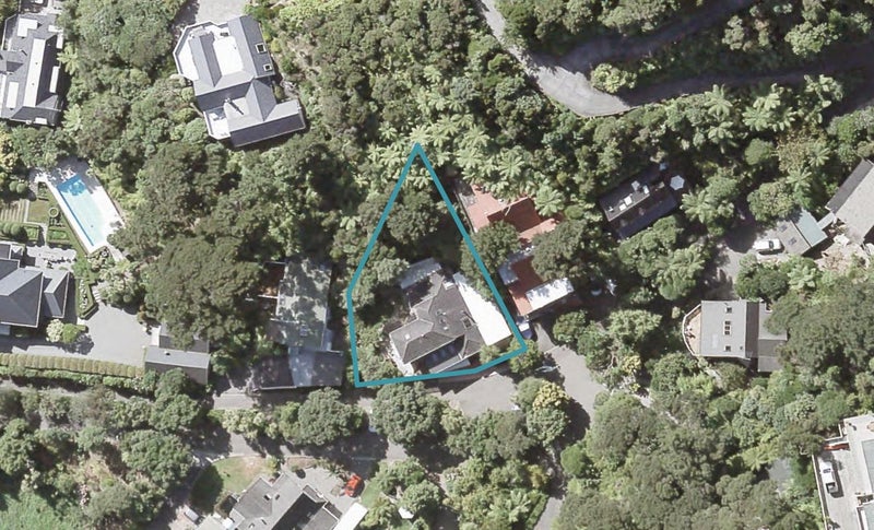 2 Whiorau Grove, Lowry Bay, Lower Hutt - Carousel 1