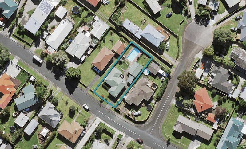 11 Montmere Avenue, Te Atatu Peninsula, Auckland - Carousel 1